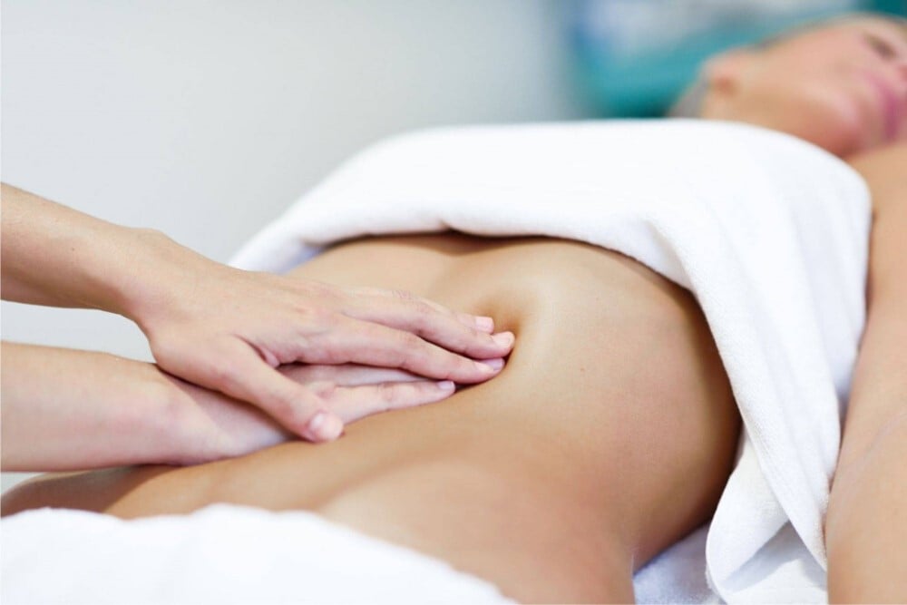 Massage bụng bằng tinh dầu giảm đau bụng kinh