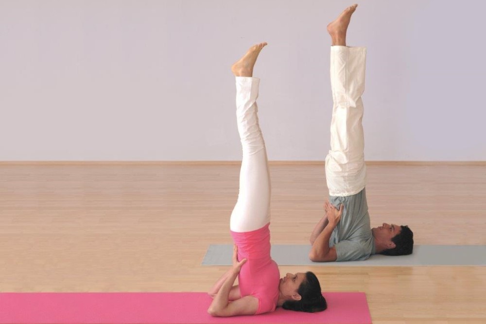 Bài tập yoga đứng trên vai tăng chiều cao