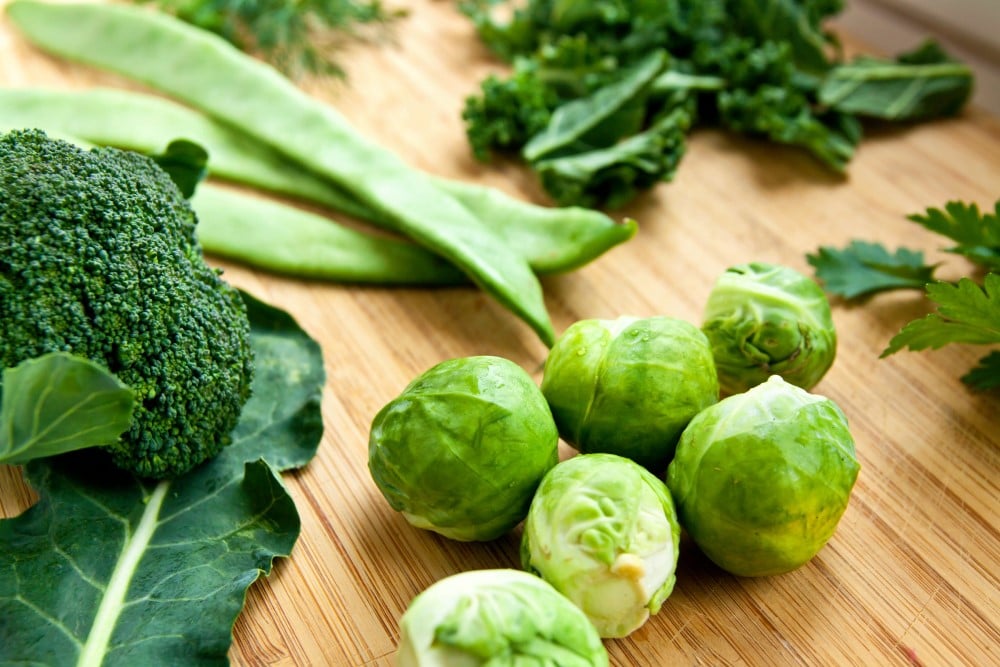 Ăn rau xanh giúp bổ sung sắt và vitamin cho bé