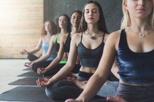Tập yoga tại nhà trong kỳ kinh nguyệt nên hay không