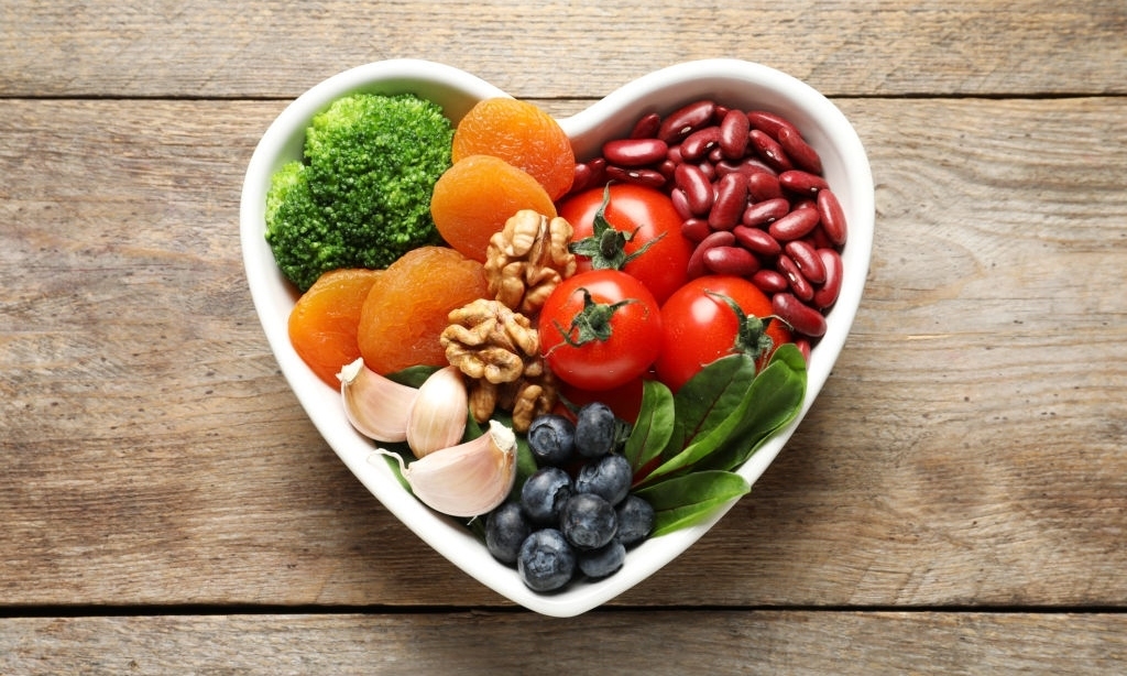 Thực phẩm giàu vitamin nào nên được ăn thường xuyên để hỗ trợ điều trị thiếu máu cơ tim?
